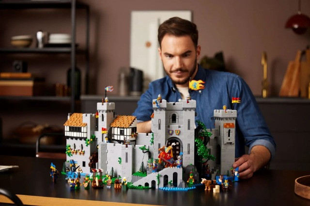 LEGO ICONS 10305 Zamek Rycerzy herbu Lew - zdjęcie 9