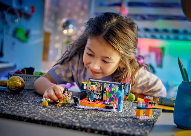 LEGO Friends 42610 Impreza z karaoke - zdjęcie 6